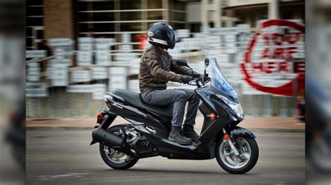 2016-2017 Yamaha Smax Review - GearOpen.com