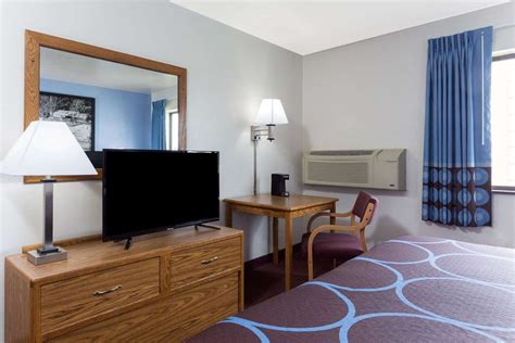 Super 8 Hotel Wisconsin Dells - I-90 & I-94, Exit 87, WI - See Discounts