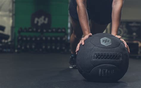 The Medicine Ball – An Ultimate Guide To The Oldest Training Tool ...