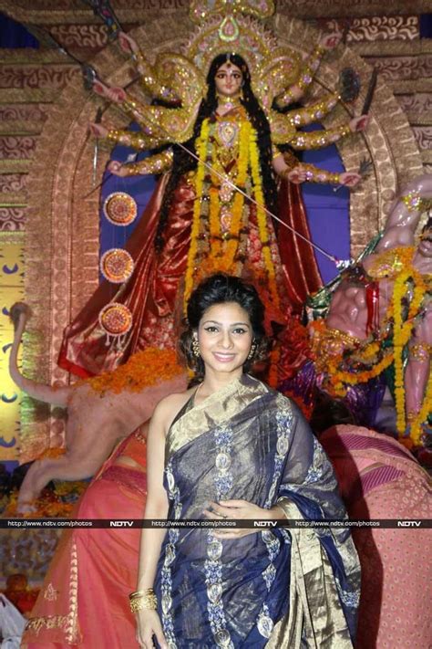 Kajol, Tanuja, Tanishaa Seek Maa Durga's Blessings