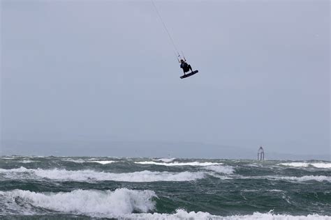 The Kitesurfing Session At West Wittering - 2XS