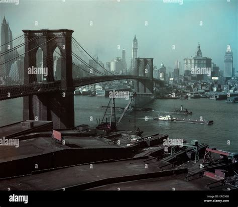 1940s BROOKLYN BRIDGE AND SKYLINE DOWNTOWN MANHATTAN NEW YORK CITY Stock Photo: 83249219 - Alamy