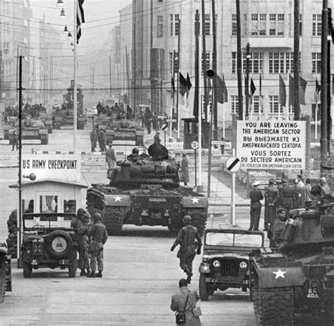 Nervenkrieg 1961 in Berlin: Panzer am Checkpoint Charlie - WELT