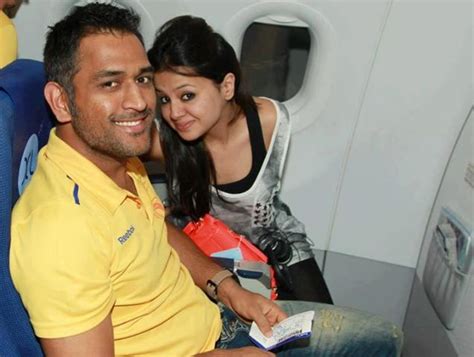 Mahendra Singh Dhoni Height, Weight, Age, Spouse, Family, Biography