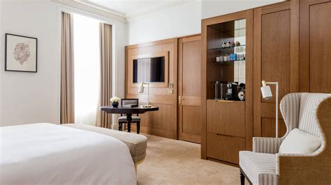 London Deluxe Hotel Room | Four Seasons London Ten Trinity Square