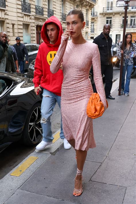 Hailey Bieber's Wears Top-To-Toe Lilac And Many Bottega Veneta Pouches ...