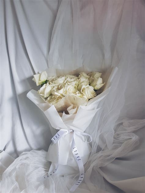 Snow White Rose Bouquet – Louve Florist