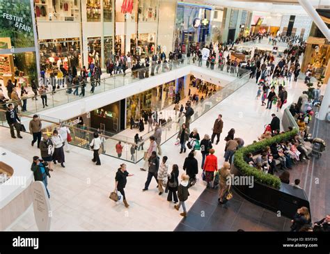 People in Westfield shopping mall London Stock Photo - Alamy