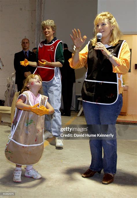 Elizabeth Cheney Perry and her daughter, Grace Perry help delegates ...