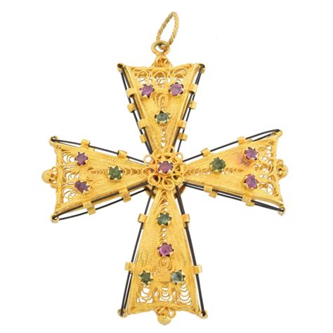 Lot 46 - A cross pendant,