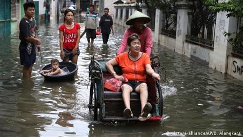 Indonesia races to aid flood victims – DW – 01/04/2020