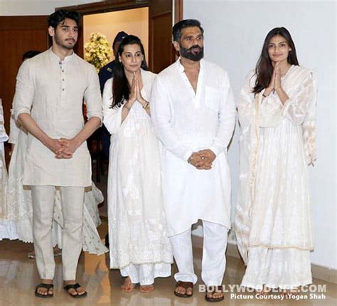 Akshay Kumar, Aishwarya Rai, Abhishek Bachchan attend Suniel Shetty's father's prayer meet ...