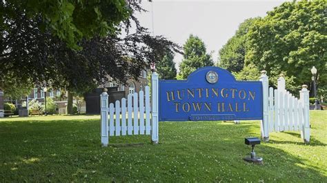 Huntington Town narrowly approves updates to its employment plan - Newsday