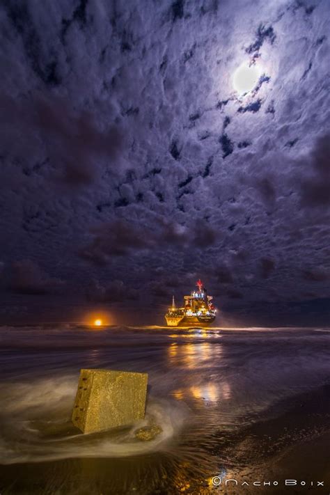 Tras la tormenta el barco varado en la orilla, tiene la esperanza de poder ser remolcado. | Cool ...