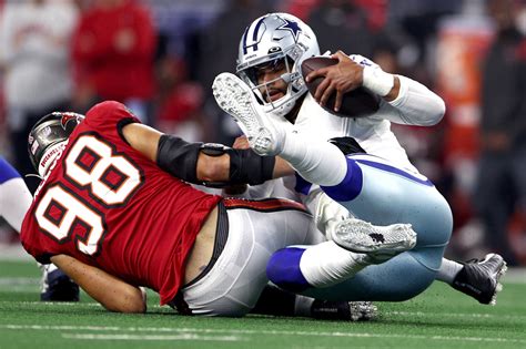 Dak Prescott Injured in Cowboys Loss to Buccaneers - The New York Times