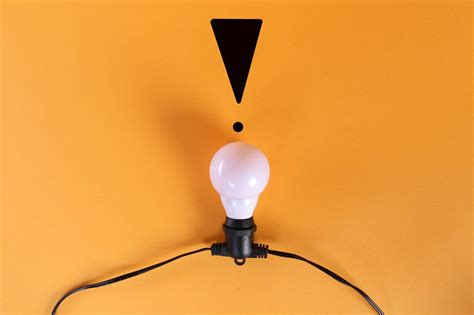 Light bulb with exclamation mark - Creative Commons Bilder