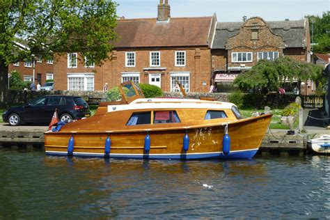 √ Norfolk Broads Narrow Boat Hire