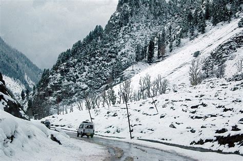 Kashmir reels in sub-zero climate; Leh coldest at -16.3 degrees - Rediff.com India News