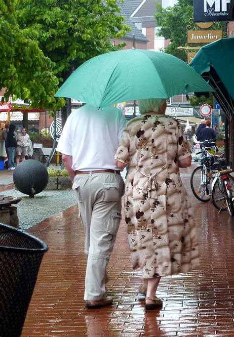 File:Couple in the rain 01.jpg - Wikimedia Commons