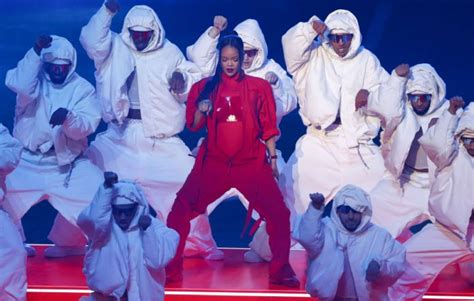 Rihanna's Super Bowl dancers didn't even know she was pregnant