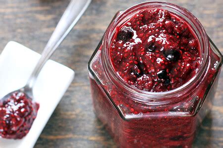 Mermelada de frutos rojos y chía. Receta sin azúcar para acompañar el desayuno