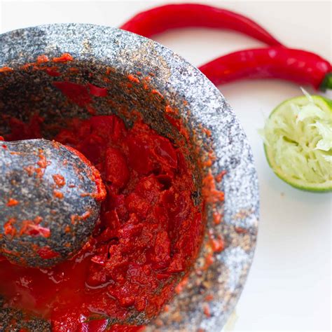 How to make sambal oelek in a mortar and pestle - Recipe