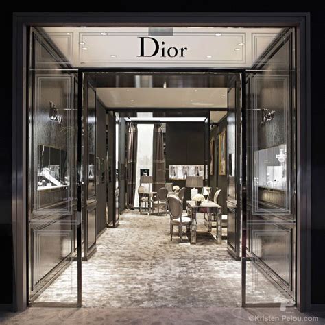 Dior boutique Paris | Boutique interior, Jewelry store interior, Shop ...