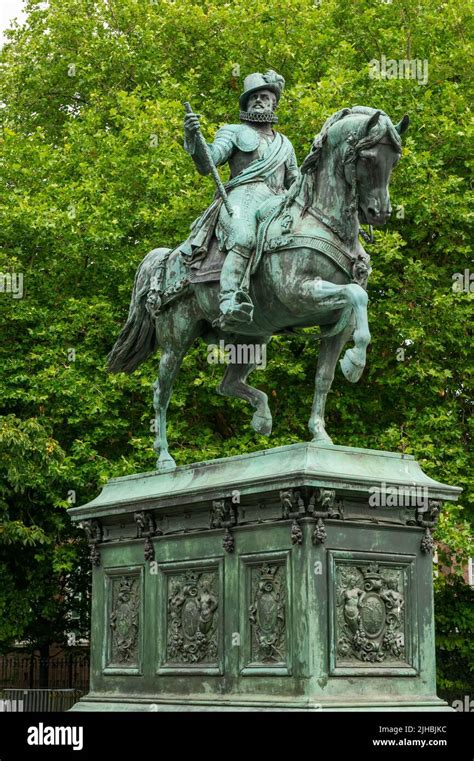 Prince Willem of Orange (Prins Willem van Oranje) statue outside the Paleis Nordeinde, Den Haag ...