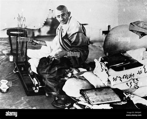 Mahatma gandhi spinning wheel charkha Black and White Stock Photos & Images - Alamy