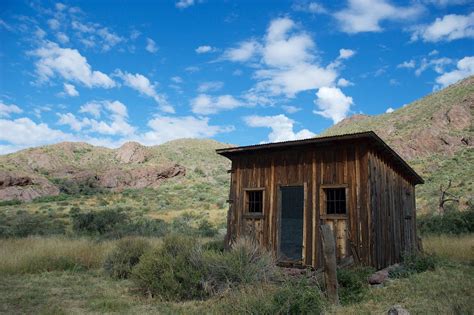 A Wooden Shack in the Countryside · Free Stock Photo