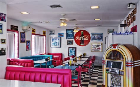 Mr. D'z diner, interior of a 50s-style diner | Photo Gallery | Diner decor, Retro diner, Retro home