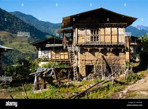 Traditional houses bhutan hi-res stock photography and images - Alamy