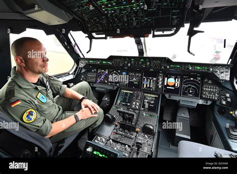 Airbus a400m cockpit hi-res stock photography and images - Alamy