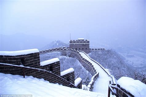 Stunning images show the Great Wall of China in a blanket of snow | Daily Mail Online