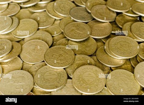 Philippine 5 peso coin close up Stock Photo - Alamy