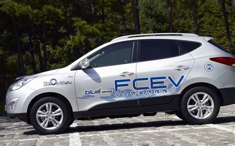 Hyundai ix35 Fuel Cell Photos and Specs. Photo: Hyundai ix35 Fuel Cell reviews and 24 perfect ...