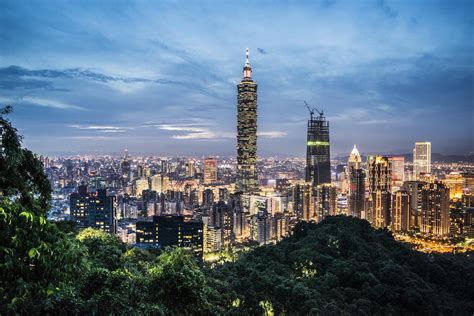 View of Taipei skyline at night from Elephant Mountain at night [1620x1080] : r/TaiwanPics