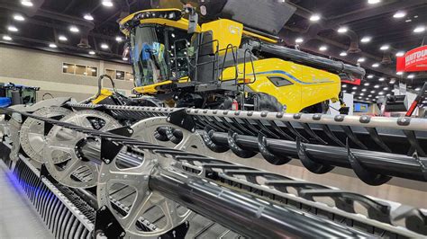 New Holland's CR11 combine gets U.S. debut at farm show | AGDAILY