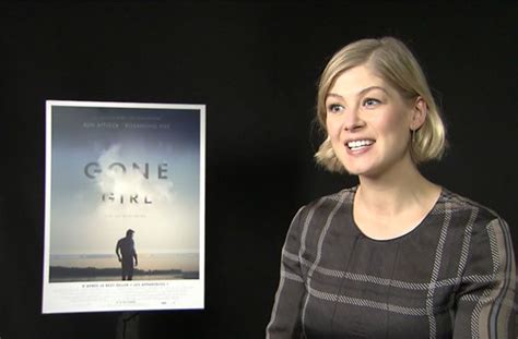 Rosamund Pike nous parle de « Gone Girl » en interview vidéo - Madmoizelle