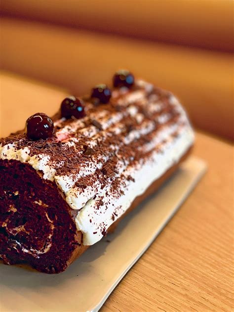 La recette de la bûche de Noël Cyril Lignac au chocolat et cerises - Marie Claire