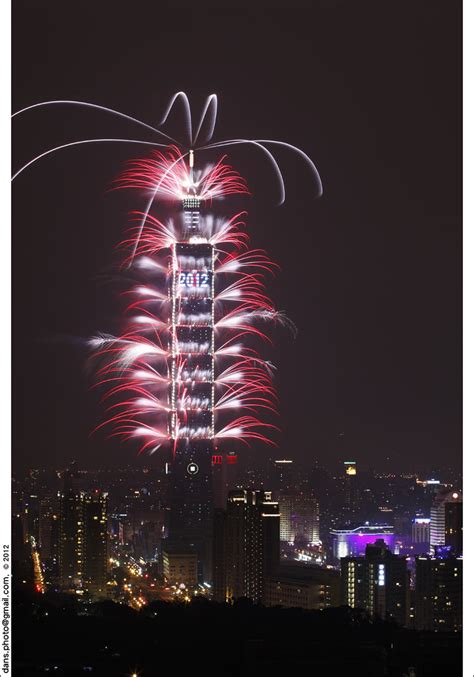 Taipei 101 Fireworks Countdown 2005 - Image to u