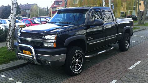 2004 Chevrolet Silverado 2500 LT - Crew Cab Pickup 6.0L V8 auto 6.6 ft Bed