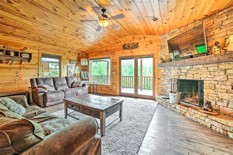 New! Spacious Gatlinburg Cabin: Hot Tub & Theater! in Gatlinburg w/ 4 ...