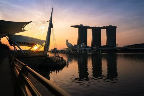 Breathtaking Sunrise at Marina Bay, Singapore Editorial Photography ...