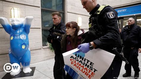 German climate activists disrupt Scholz speech – DW – 10/17/2022