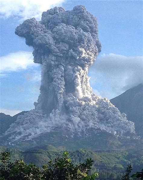 🔥 A great billowing ash cloud from a volcano 🔥 : r/NatureIsFuckingLit