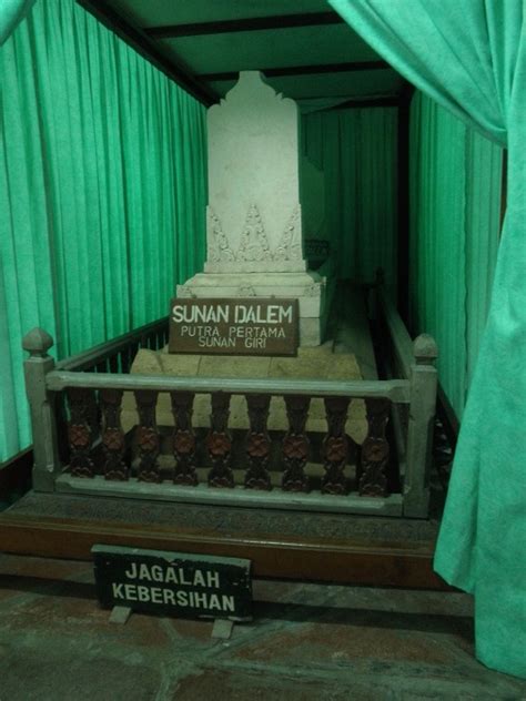 SENI LAMA MELAYU (MALAY OLDEN ART): Makam (Tomb of) Sunan Giri