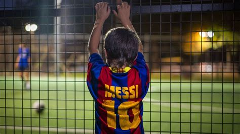 Barcelona fans relieved as Messi decides to stay, honor contract