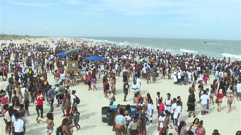 Tybee Island residents pack city hall for meeting on unpermitted events