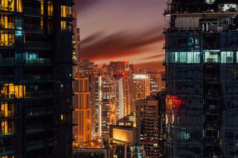 Edificios Iluminados Por La Noche · Foto de stock gratuita